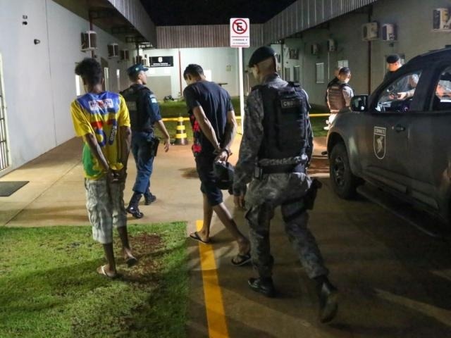 Rapaz confessa ter matado jovem com 12 tiros após discussão Momento em que a dupla chegou à Depac Cepol em Campo Grande. (Foto: Paulo Francis)