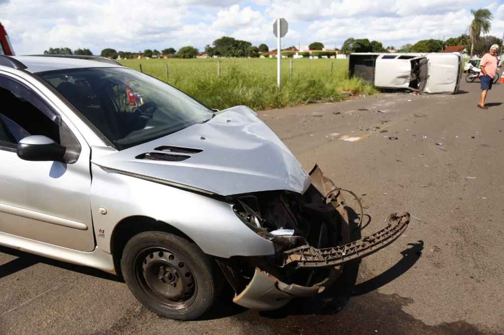 Caminhonete capota duas vez após batida em cruzamento na Vila Sobrinho Acidente aconteceu na tarde desta quarta-feira. Foto: Leonardo de França