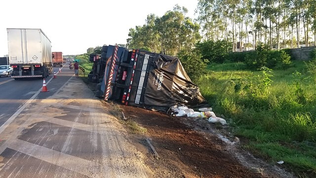 Carreta com 36 toneladas de farinha de trigo tomba na Br 163 e motorista fica ferido Carreta com farinha de trigo tombada em MS — Foto: Osvaldo Nóbrega/TV Morena