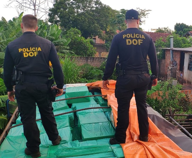 Policiais do DOF apreendem mais de 22 mil pacotes de cigarros contrabandeados em Eldorado Policiais do DOF apreendem mais de 22 mil pacotes de cigarros contrabandeados em Eldorado