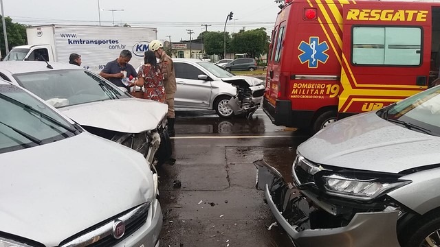 Quatro pessoas ficam ficam feridas em acidente envolvendo cinco veículos na capital Acidente envolveu 4 carros e uma moto — Foto: Osvaldo Nóbrega/TV Morena