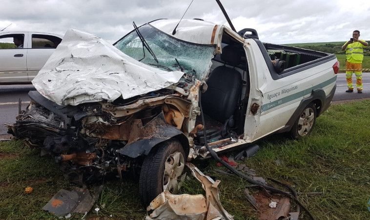Um morre e outro fica em estado gravíssimo em acidente na BR-163 Um dos carros envolvidos no acidente. – Foto: PC de Souza