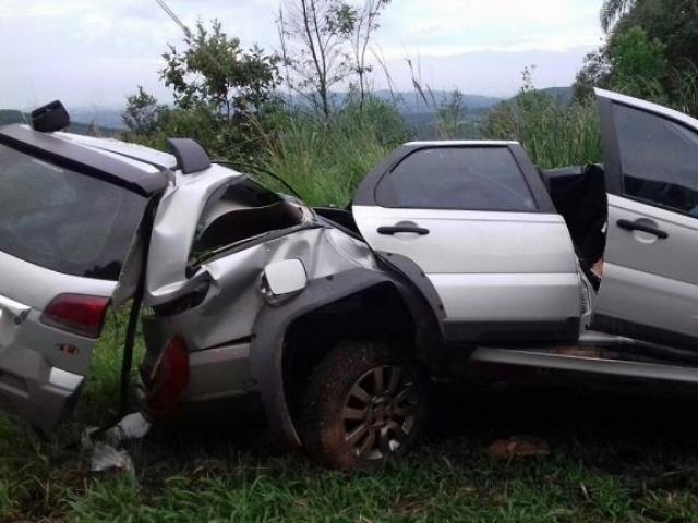 Carreta perde freio, atinge 2 veículos e mata pai e filha de Dourados Fiat Pálio onde estavam pai e filha ficou completamente destruído (Foto: PRF/Divulgação)