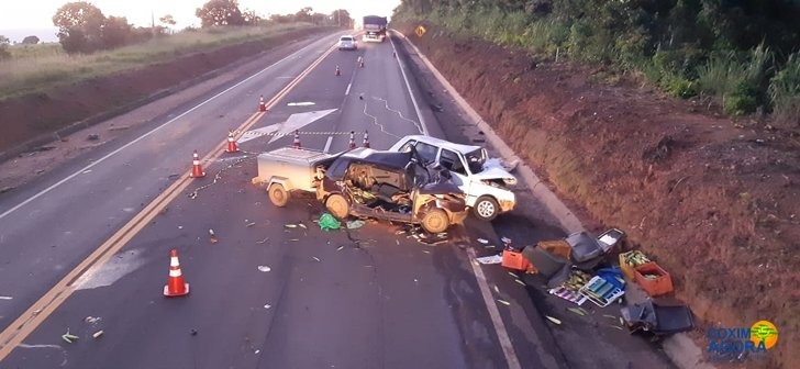 Colisão frontal na BR-163 mata uma pessoa e duas ficam feridas Carros ficaram destruídos (Foto: Maikon Leal/Coxim Agora)