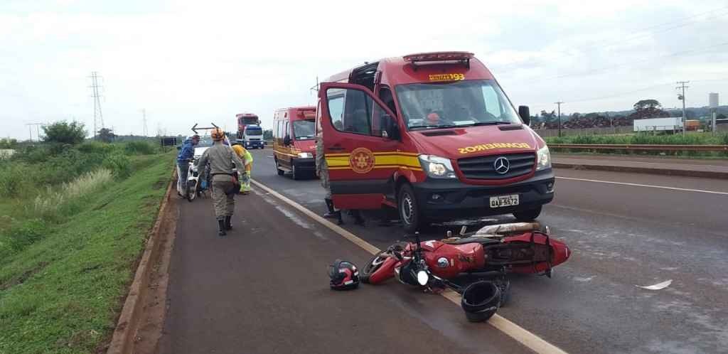 Acidente com motocicletas deixa um ferido na BR-163 O homem ferido foi levado para a UPA. (Foto:Cido Costa)