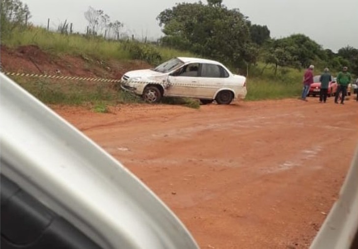 Menino de 12 anos morre ao ser lançado de carro em capotamento na MS-166 Carro colidiu contra um barranco antes de capotar (Via WhatsApp)