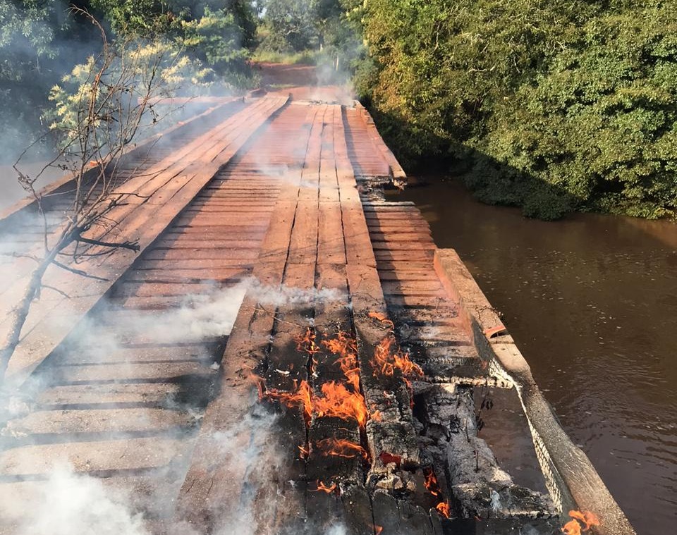 Vândalos ateiam fogo em ponte de 45 metros sob o Rio Anhandui, divisa de Campo Grande com Nova Alvorada do Sul Vândalos ateiam fogo em ponte de 45 metros sob o Rio Anhandui, divisa de Campo Grande com Nova Alvorada do Sul