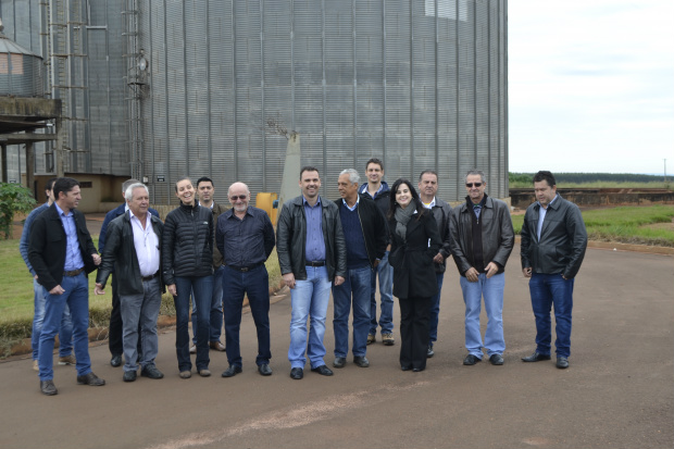  vice-presidente Ademar Luiz Pedron, gerente-geral operacional Alcemir Chiodelli, e o gerente da unidade em MS Nelson Calça, deputada Estadual Mara Caseiro (PSDB), presidente do grupo 3M Serafim Meneguel, Presidente doi Grupo Dallas Valdir Zorzo, presidente do Sindicato Rural Telma Menezes de Araújo, vice-presidente do Sundicato Rural César Lyrio, presidente da Acinas José Luiz Marques, procurador jurídico Acrisio Venancio da Cunha Filho, presidente da Câmara Municipal Edir Alves Mesquita, vereador e líder do governo na Câmara Nelio Justen, empresário e ex-prefeito Janes Araújo e coordenador de Indústria e Comércio Bola Brunetto.