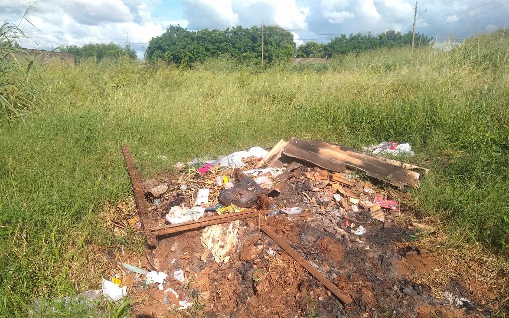 Lixo e mato em terreno ‘conhecido’ da prefeitura tiram o sossego de moradores Lixo e mato em terreno ‘conhecido’ da prefeitura tiram o sossego de moradores