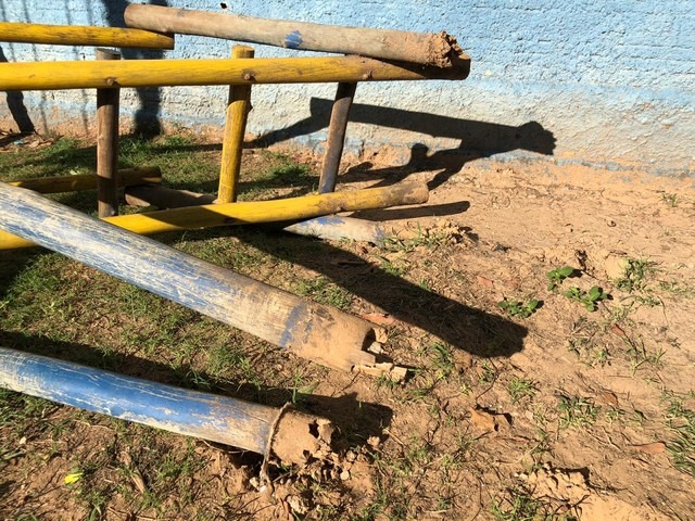 Menina de 3 anos morre após brinquedo de parquinho cair sobre ela No balanço que Stella brincava ficaram manchas de sangue — Foto: Lucas Lélis/TV Morena