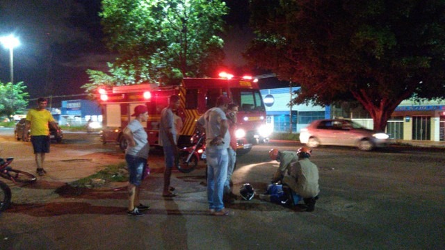 Câmera flagra queda de motociclista após 'fechada' de carro e motorista foge sem presta socorro Motociclista sendo atendido por uma equipe do Corpo de Bombeiros. — Foto: Matheus Figueiredo