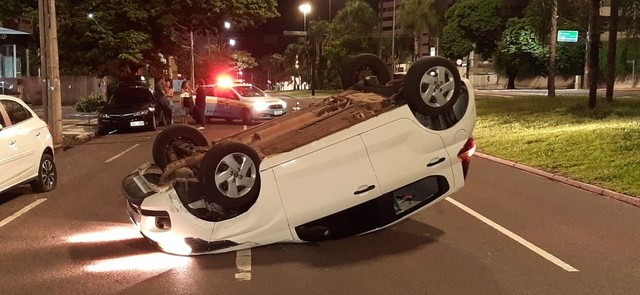 Mulher capota veículo e sai ilesa de acidente na principal avenida de Campo Grande