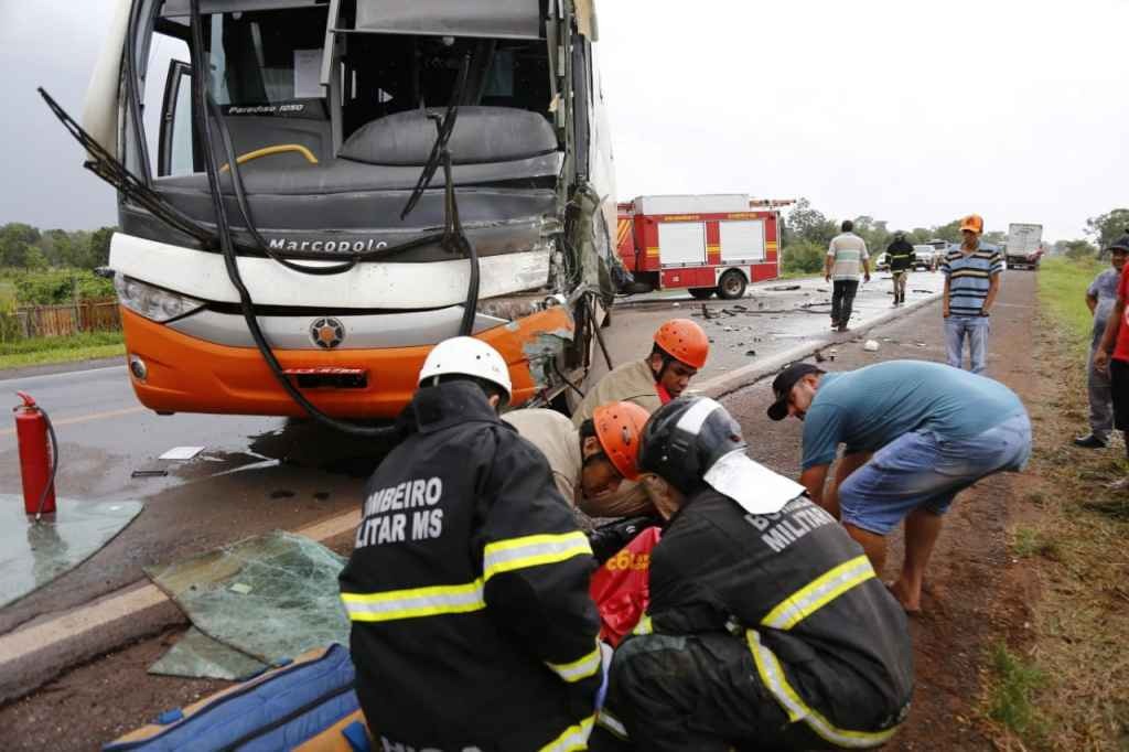 Carreta freia na BR-262 e causa acidente com ônibus que levava universitários e caminhão Colisão ocorreu no início da tarde desta quinta (Foto: Leonardo de França, Midiamax)