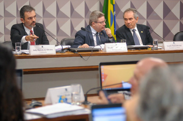 Testemunhas de juízo explicam crime de Dilma Rousseff O procurador Júlio Marcelo afirmou que há relação direta entre a atual crise econômica do país e as chamadas pedaladas fiscais:/ Waldemir Barreto/Agência Senado