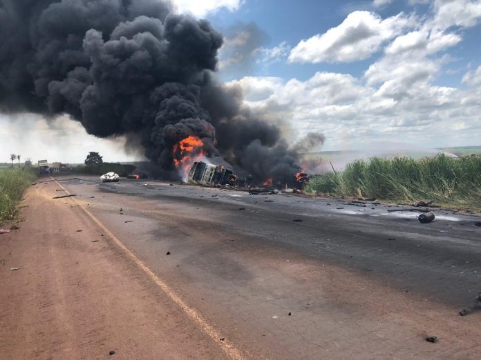 Caminhão-tanque bate com carreta, pega fogo e uma pessoa morre Ao menos uma pessoa em acidente de trânsito. Foto: Rones Cezar/Alvorada informa