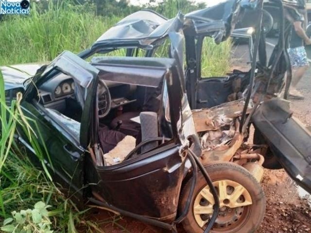 Idoso de 74 anos fica preso às ferragens após colisão na MS-134 Fiat Uno ficou completamente destruído. (Foto: Nova Notícias)