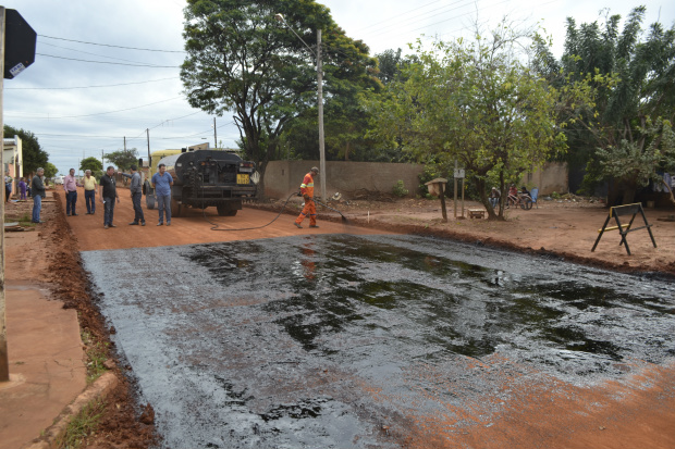 Prefeito Juvenal Neto acompanha obra de Pavimentação Prefeito Juvenal Neto acompanha pavimentação asfáltica no Bairro Maria de Lurdes, juntamente com o Presidente da Câmara Edir Alves Mesquita, Obras e Infraestrutura Dinarte Rezende, Assessor Cleunir Brunetto, Procurador jurídico Acrísio Venâncio: / Foto Ronaldo Bueno