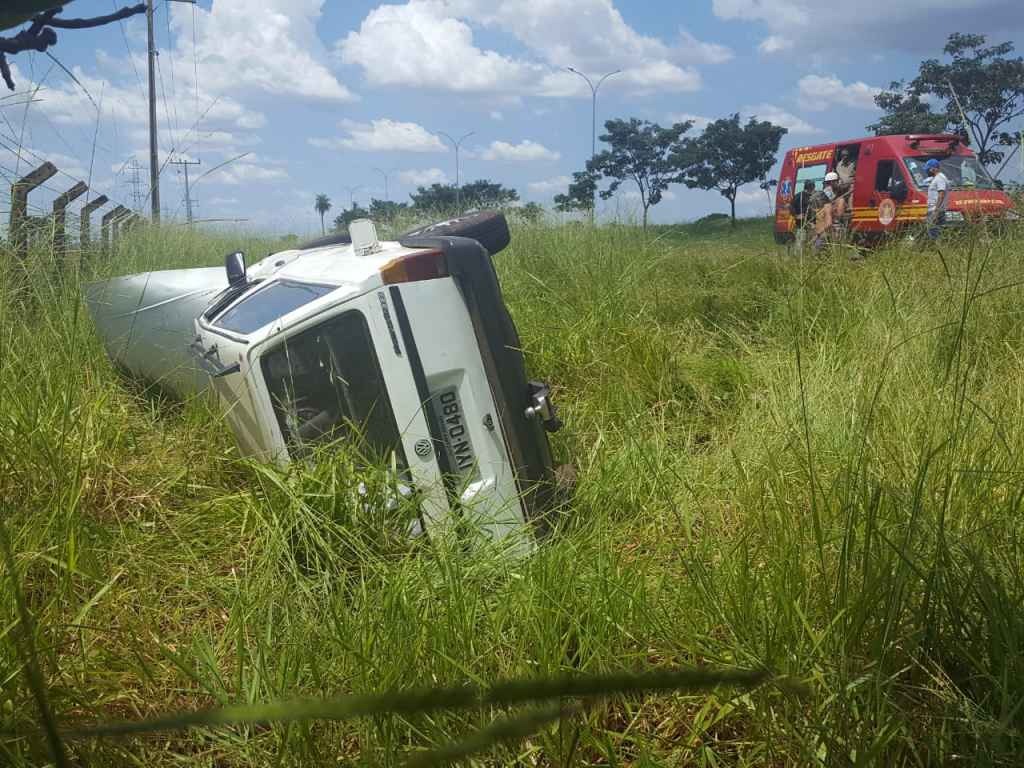 Jovem de 21 anos é ‘fechada’ e capota carro na saída para Terenos Jovem de 21 anos é ‘fechada’ e capota carro na saída para Terenos