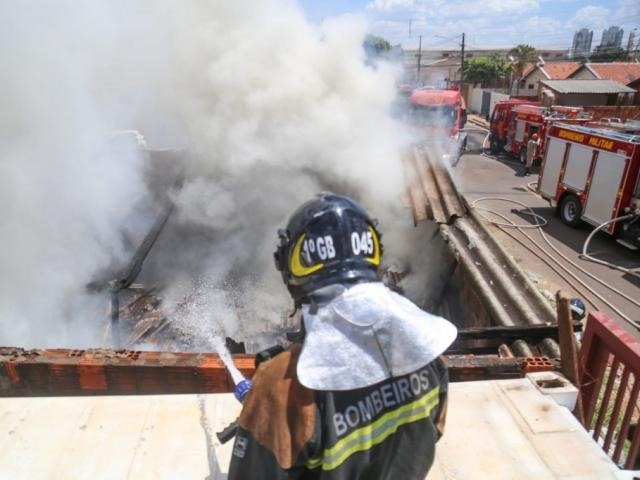Incêndio em depósito de recicláveis tira moradores do almoço
