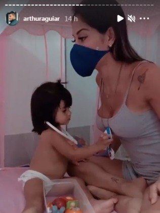 Curada da Covid-19, Mayra Cardi aparece junto de Arthur Aguiar e a filha Curada da Covid-19, Mayra Cardi aparece junto de Arthur Aguiar e a filha