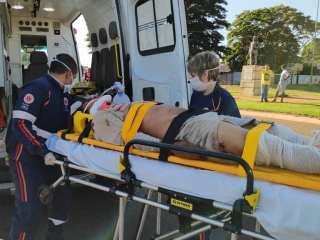Motociclista atropelado por carreta teve perna esquerda amputada Momento em que motociclista era socorrido por equipe do Samu (Foto: Adilson Domingos)