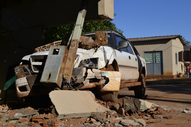 Veiculo S10 ficou com a frente parcialmente destruída apos colisão :/ Foto Jornal Correio do MS