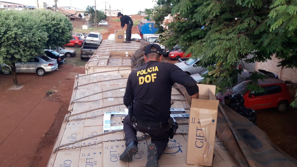 Carreta carregada com pacotes de cigarros contrabandeados foi apreendida pelo DOF durante a Operação Hórus