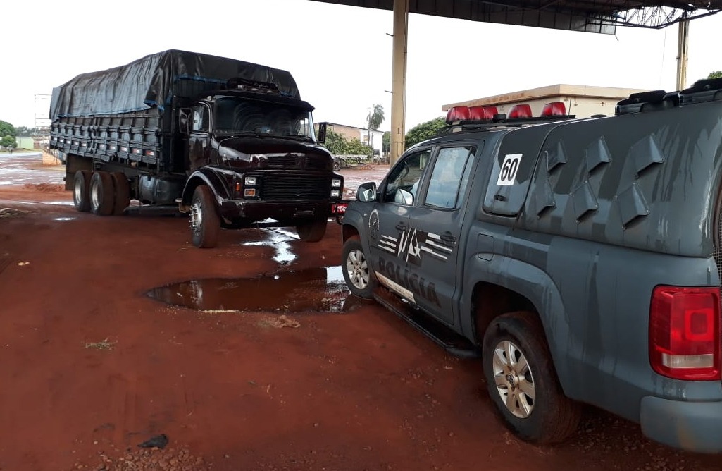 Caminhão com 27 mil pacotes de cigarros foi apreendido pelo DOF Durante a Operação Hórus Caminhão com 27 mil pacotes de cigarros foi apreendido pelo DOF Durante a Operação Hórus