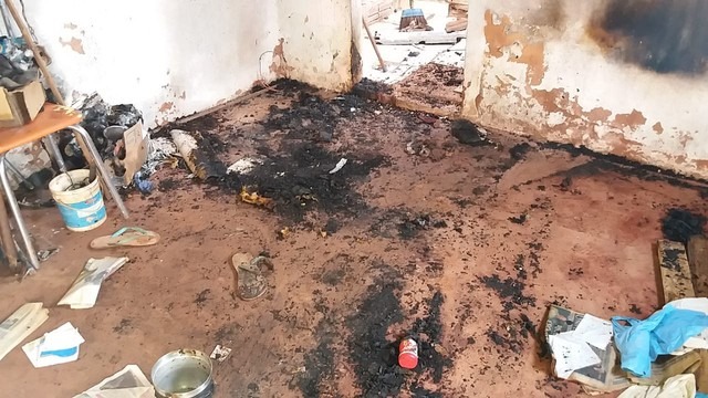 Idoso é resgatado por vizinhos de incêndio que destruiu a casa onde morava sozinho em MS Marcas do incêndio na casa do idoso — Foto: Osvaldo Nóbrega/TV Morena