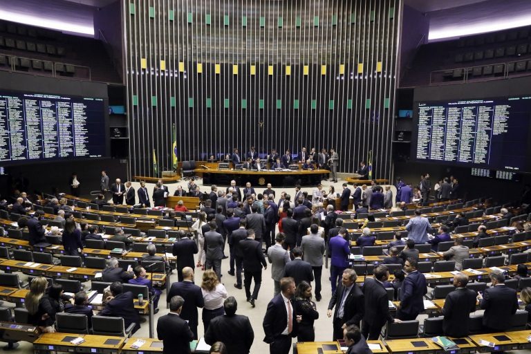 Câmara aprova auxílio de R$ 600 para pessoas de baixa renda durante pandemia do coronavírus Câmara aprova auxílio de R$ 600 para pessoas de baixa renda durante pandemia do coronavírus