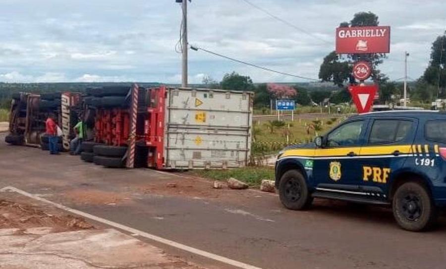 Moradores atiram pedras contra PM para saquear carga de frango de caminhão que tombou Cerca de 40 pessoas tentaram saquear a carga de frango (Foto: Jornal da Nova)
