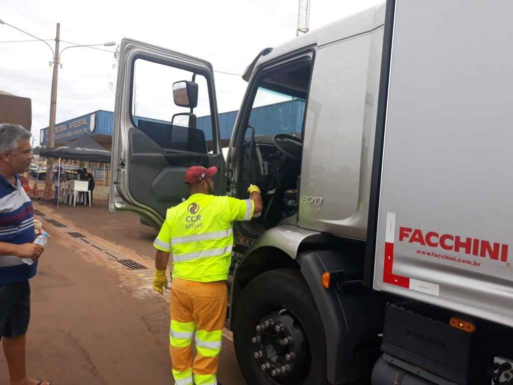 Caminhoneiros recebem lanches e limpeza de cabine de caminhão em ação na BR-163 Ação segue conscientizando sobre pandemia de coronavírus. (Foto: Divulgação CCR MSVia)
