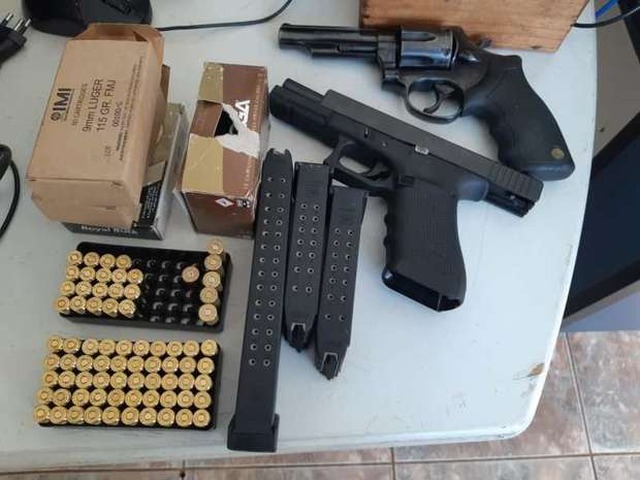PRF apreende 980 kg de maconha, três armas de fogo, munições e medicamento