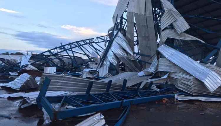Tempestade que atingiu MS com granizo teve até tornado com ventos de 147 km/h Pavilhão havia sido construído há 3 anos. (Foto: Divulgação/Prefeitura de Laguna Carapã)