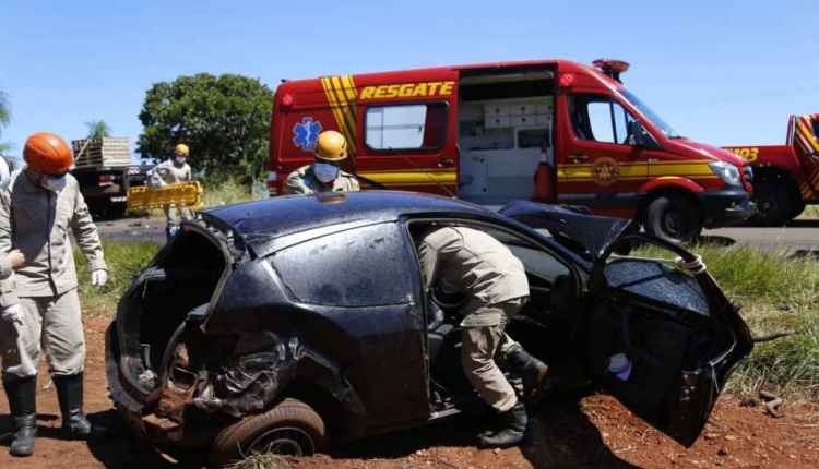 Caminhão e carro batem em tentativa de ultrapassagem perto de Campo Grande Mulher teve ferimentos leves (Leonardo França, Midiamax)