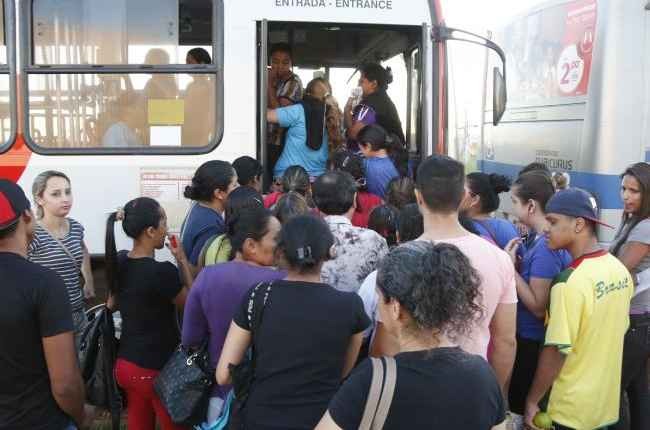 Superlotação, atrasos, falta de ônibus e veículos quebrados, apesar de tarifa alta, são apenas algumas das reclamações dos usuários do transporte coletivo (Arquivo, Midiamax)