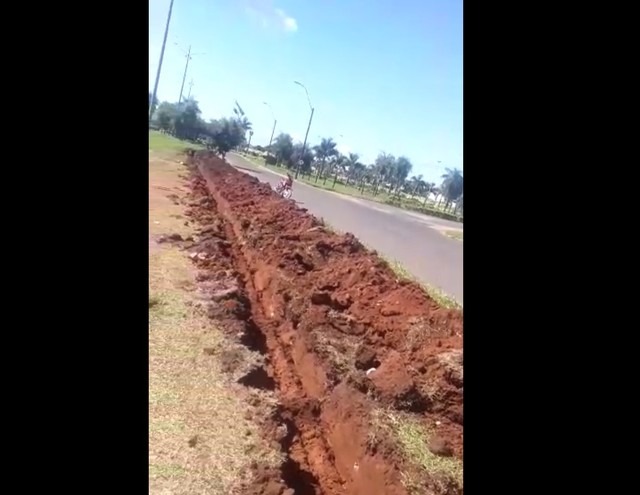 Paraguai reforça fiscalização e abre valetas em parte da linha internacional com MS Valetas sendo abertas em linha internacional entre Ponta Porã (MS) e Pedro Juan Cabellero, no Paraguai — Foto: Redes Sociais