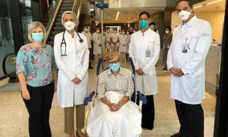 Boa notícia: 102 pacientes com coronavírus estão curados no Estado, confirma SES Paciente deixando hospital após ficar oito horas internada com coronavírus (Foto: divulgação)