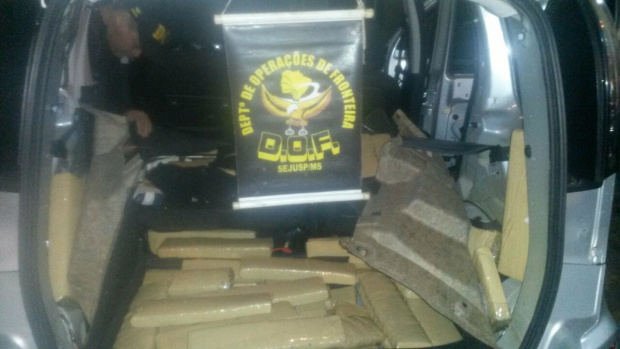 TRAFICANTE "FURAR" BLOQUEIO DO DOF EM PONTA PORÃ/MS Veículo Citroen Picasso de cor preta com placas de Registro/SP: Foto:/ DOF