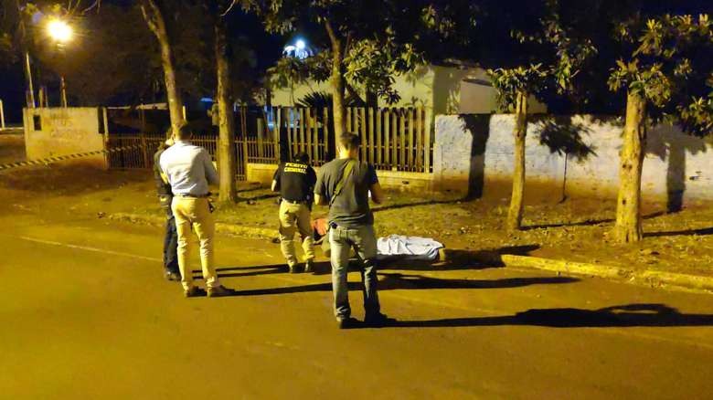 Homem é morto a tiros e polícia investiga relação com homicídio ocorrido em fevereiro A vitima morreu antes da chegada do socorro médico. foto Osvaldo Duarte/DouradosNews