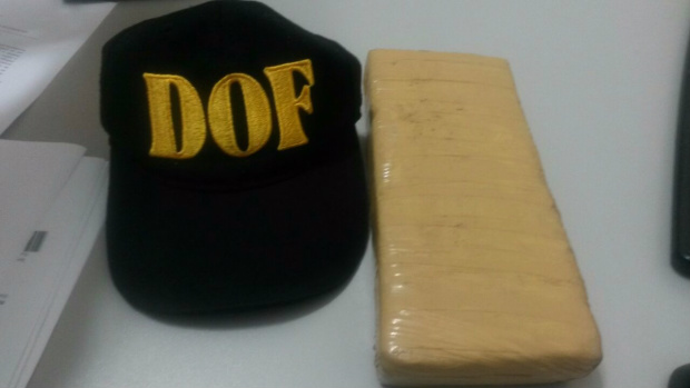 Um tablete de maconha de aproximadamente 1 quilo. Foto:/ DOF