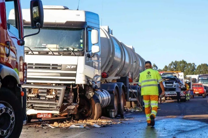 Dois ficam feridos em acidente envolvendo carro de passeio e carreta Dois ficam feridos em acidente envolvendo carro de passeio e carreta