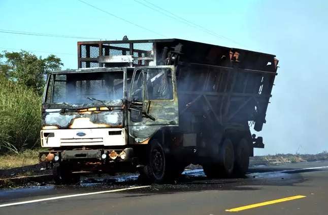 Caminhão pega fogo e cabine fica destruída na BR-060 Cabine do caminhão foi consumida pelo fogo e motorista só conseguiu retirar bolsa e carteira. (Foto: O Correio News) - CREDITO: CAMPO GRANDE NEWS