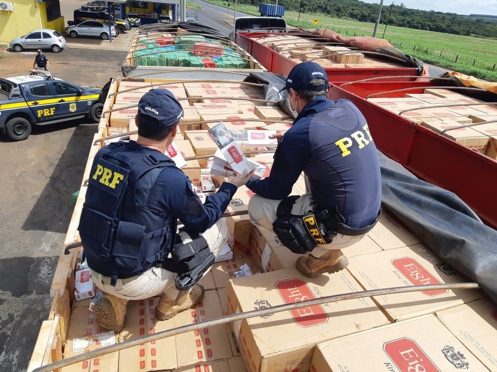 Contrabando de cigarro se fortaleceu no PR após quadrilha de policiais de MS ser presa Cigarro mais vendido no Brasil é contrabandeado do Paraguai (Foto: PRF