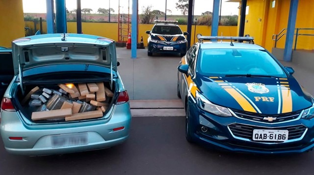 Homem é pego transportando maconha e polícia prende mais dois após identificar "batedores" em MS Veículo com mais de 180 kg de maconha foi apreendido em Mundo Novo (MS) — Foto: PRF/Divulgação