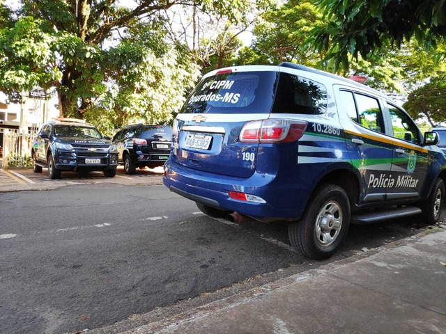 Polícia investiga estupro coletivo de meninas de 9 e 12 anos em festinha Homens acusados de estupro e de embriagar meninas foram presos pela PM e levados para a Polícia Civil (Foto: Adilson Domingos) - CREDITO: CAMPO GRANDE NEWS