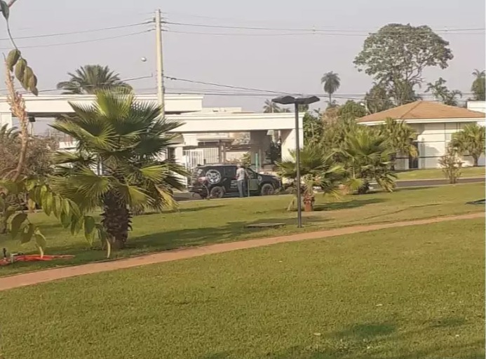 Policiais civis de MS cumprem mandados de busca e prisão em condomínio de Três Lagoas (Foto: PerfilNews).