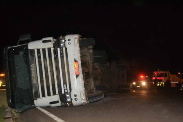 Carreta com 37 toneladas de Milho tomba em Nova Alvorada do Sul Carreta carregada com 37 toneladas de milho tomba no trevo em Nova Alvorada do Sul:/ Foto Jornal Correio do MS