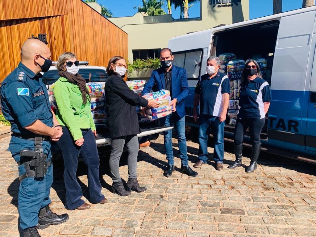 “O essencial não para!” Polícia Militar de Dourados em parceria com empresário da cidade entrega mais de 3 toneladas a entidade “O essencial não para!” Polícia Militar de Dourados em parceria com empresário da cidade entrega mais de 3 toneladas a entidade