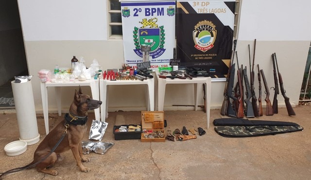 Armas, drogas e munições apreendias em Três Lagoas — Foto: Polícia Militar/ Divulgação